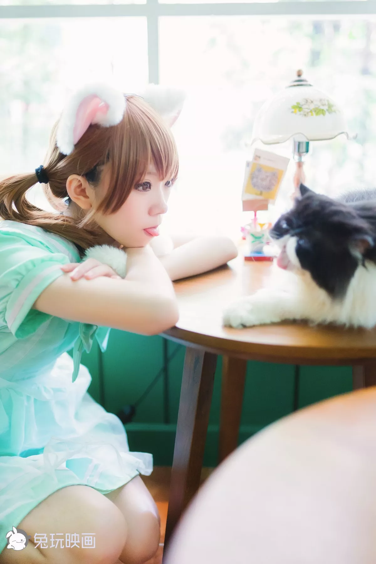 动漫博主Kitaro_绮太郎白喵喵喵主题性感猫女郎装扮淡绿色长裙秀美腿诱惑写真46P
