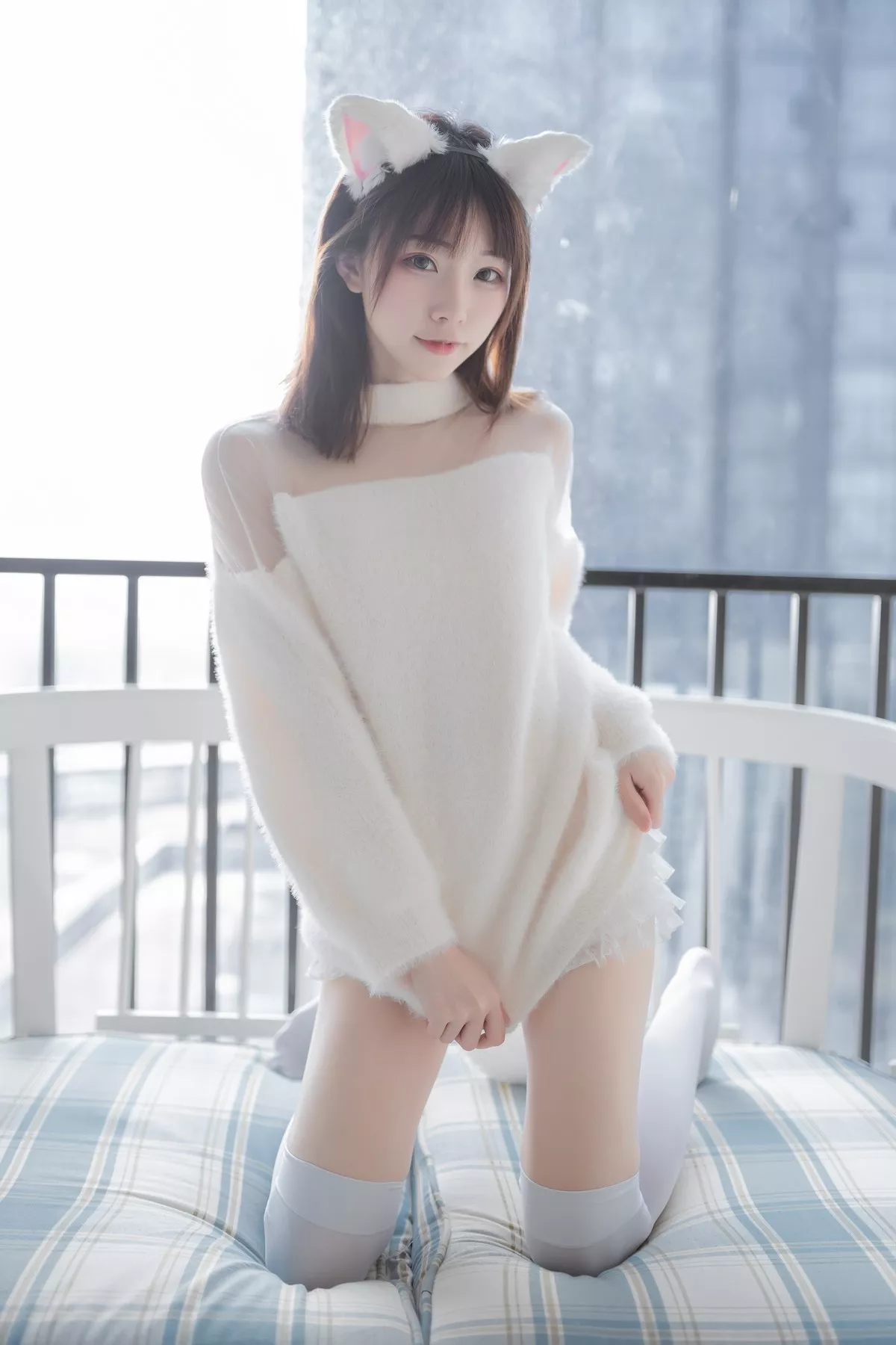 动漫博主Kitaro_绮太郎白喵女友主题性感纯白绒毛服饰配白丝袜秀美腿诱惑写真41P
