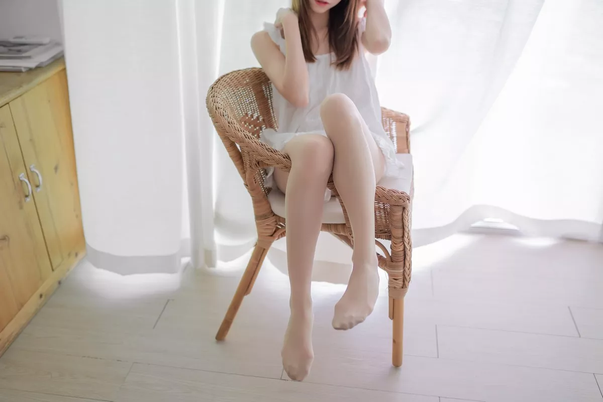 动漫博主Kitaro_绮太郎白色睡衣主题私房性感睡衣配超薄肉丝裤袜完美诱惑写真45P