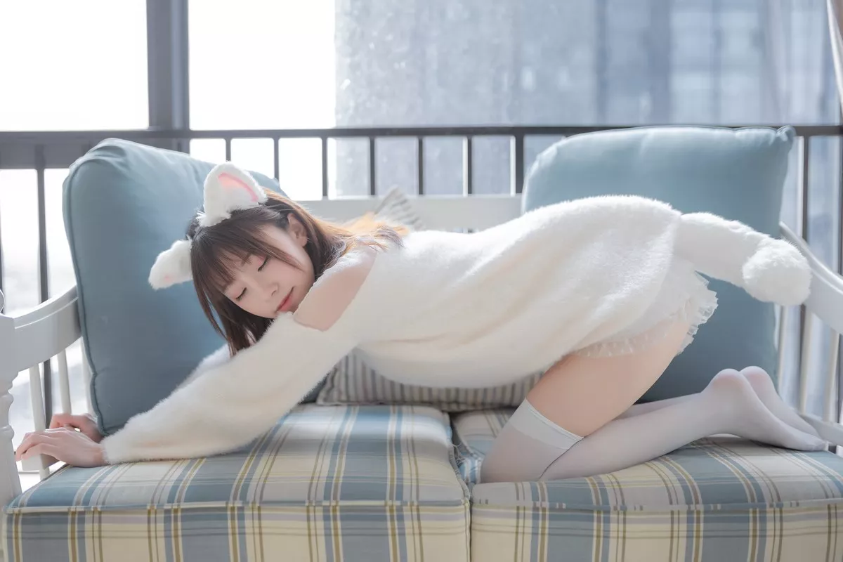 动漫博主Kitaro_绮太郎白喵女友主题性感纯白绒毛服饰配白丝袜秀美腿诱惑写真41P
