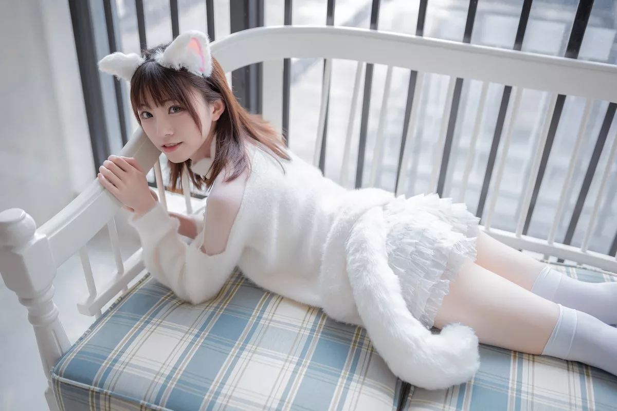 动漫博主Kitaro_绮太郎白喵女友主题性感纯白绒毛服饰配白丝袜秀美腿诱惑写真41P