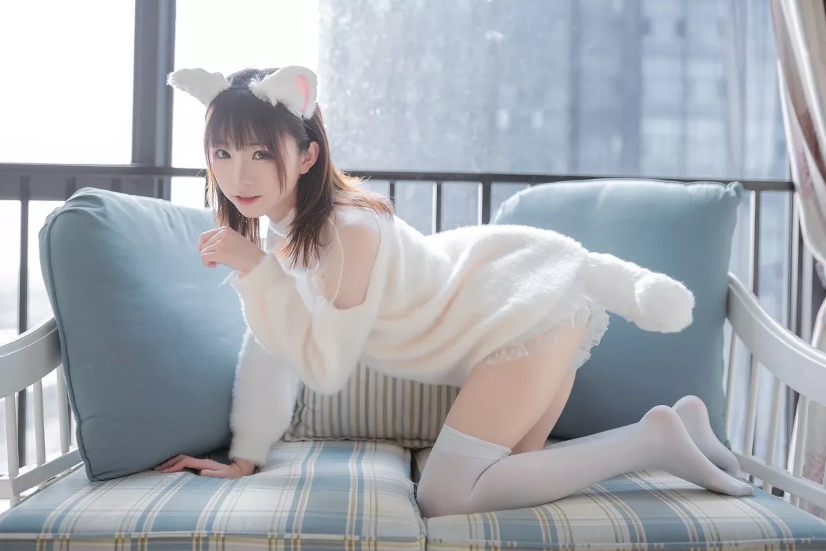 动漫博主Kitaro_绮太郎白喵女友主题性感纯白绒毛服饰配白丝袜秀美腿诱惑写真41P