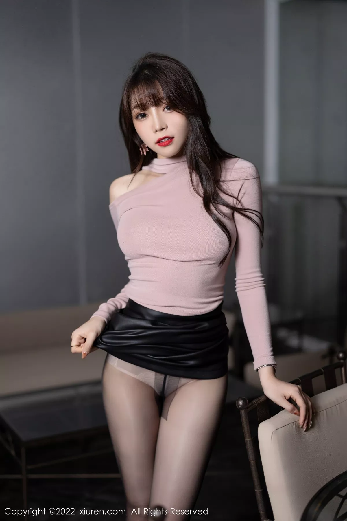 XiuRen第4606期_女神芝芝Booty粉色收身上衣配黑色短裙超薄黑丝撩人诱惑写真78P