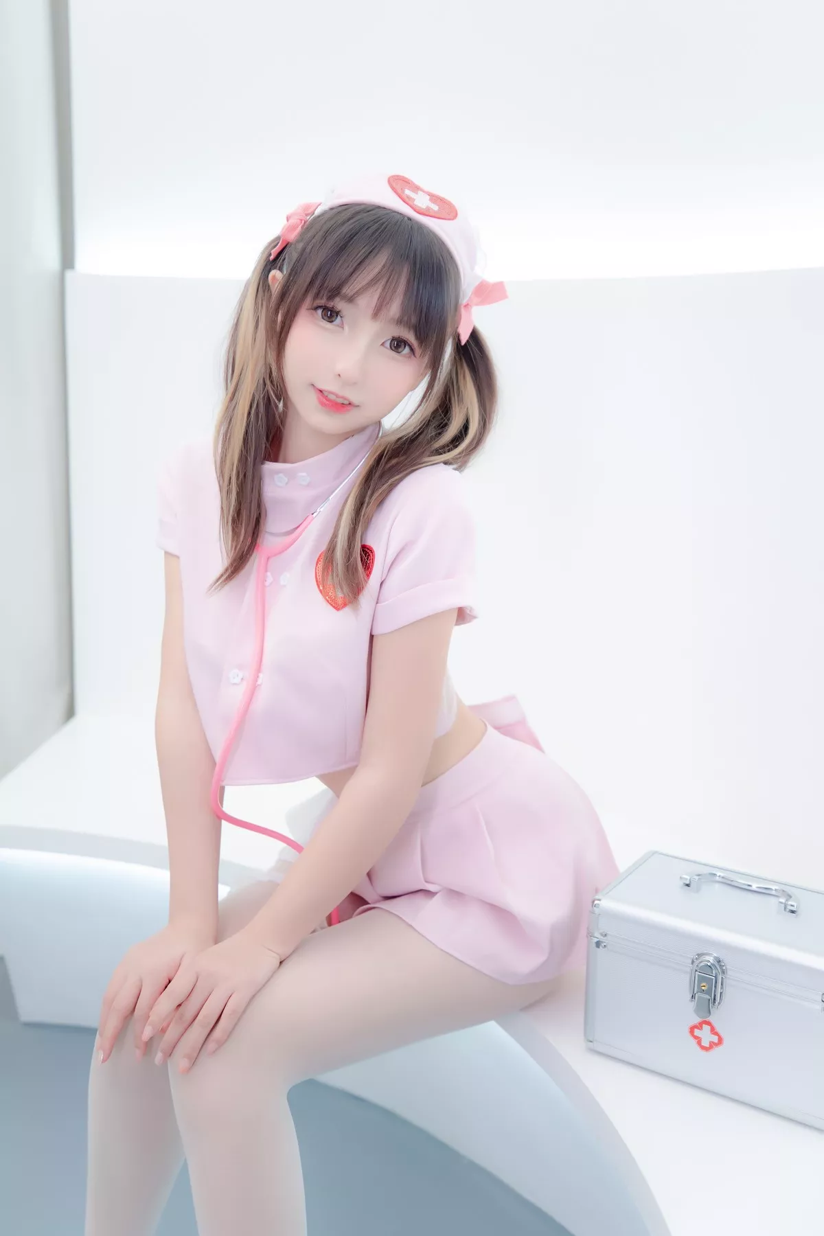 萝莉美女神楽坂真冬白丝护士身心平衡主题性感粉色护士装配超薄白丝诱惑写真150P