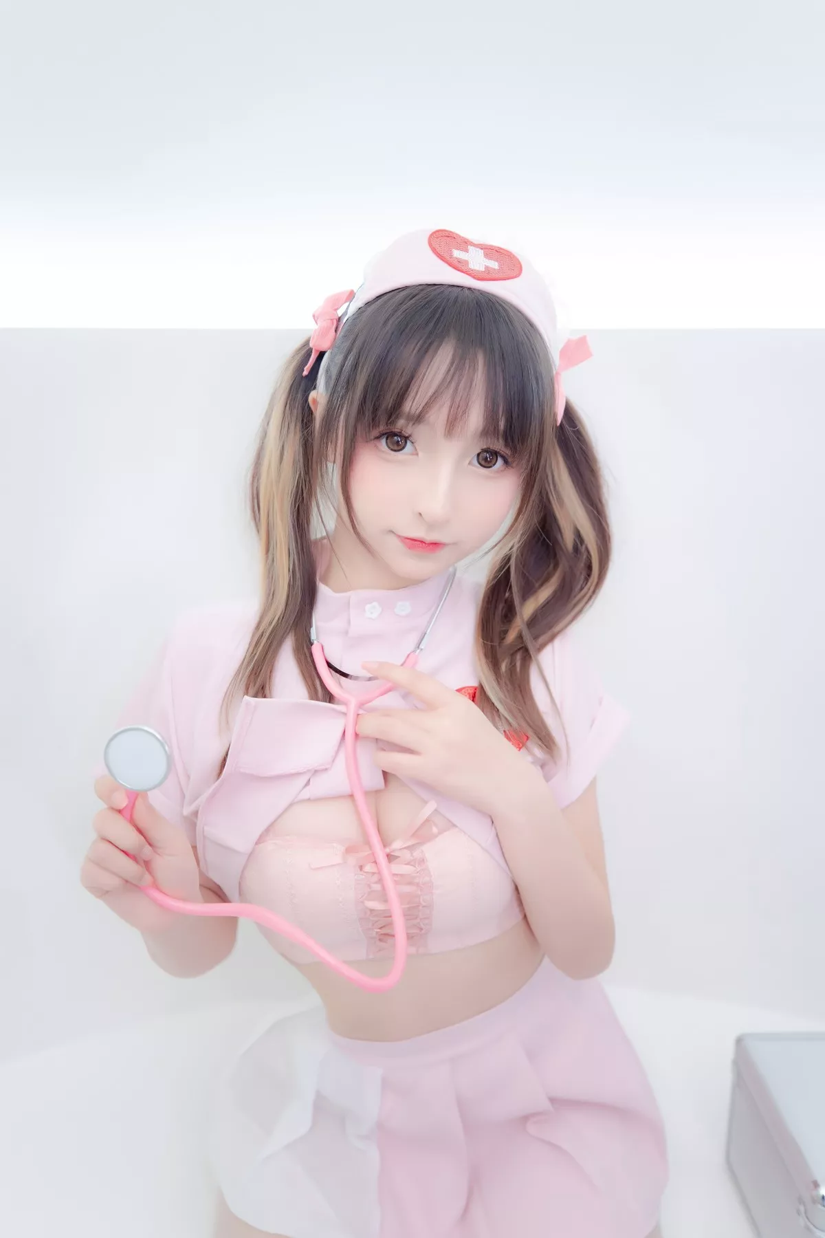 萝莉美女神楽坂真冬白丝护士身心平衡主题性感粉色护士装配超薄白丝诱惑写真150P