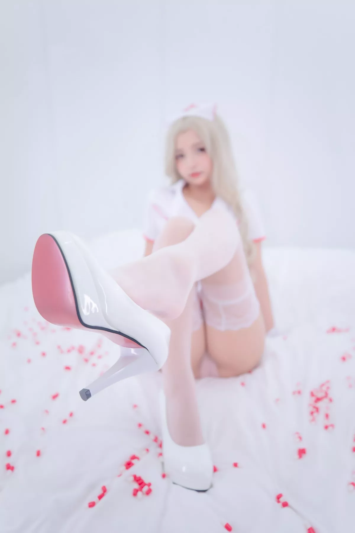 萝莉美女神楽坂真冬白丝护士身心平衡主题性感粉色护士装配超薄白丝诱惑写真150P