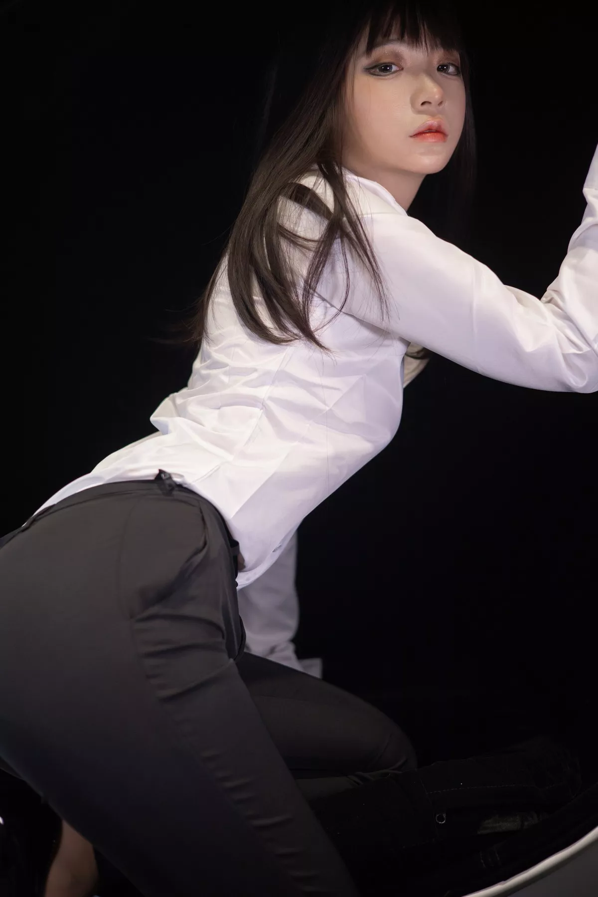 网络美女疯猫ss职业ol主题私房白衬衣配黑长裤半脱露超薄肉丝秀翘臀诱惑写真40P
