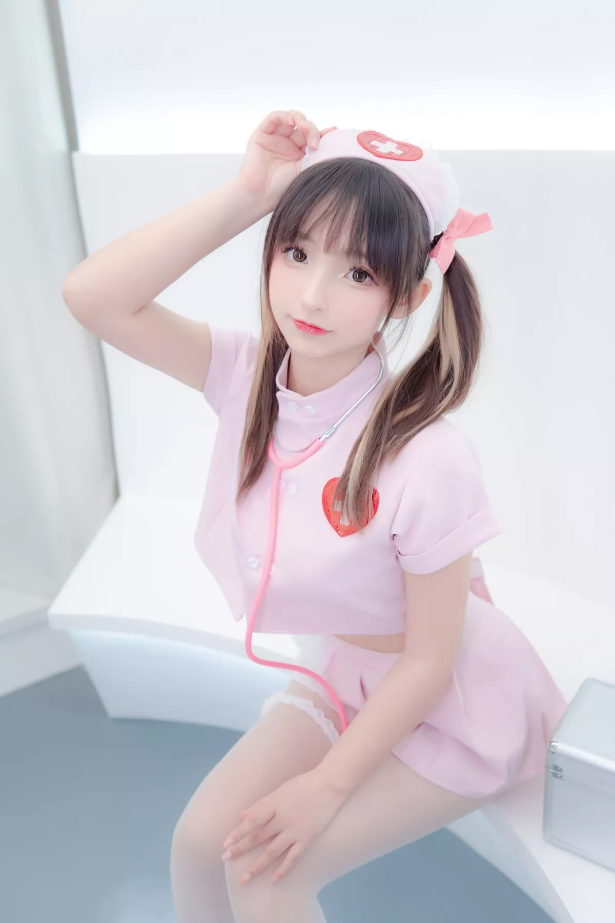 萝莉美女神楽坂真冬白丝护士身心平衡主题性感粉色护士装配超薄白丝诱惑写真150P
