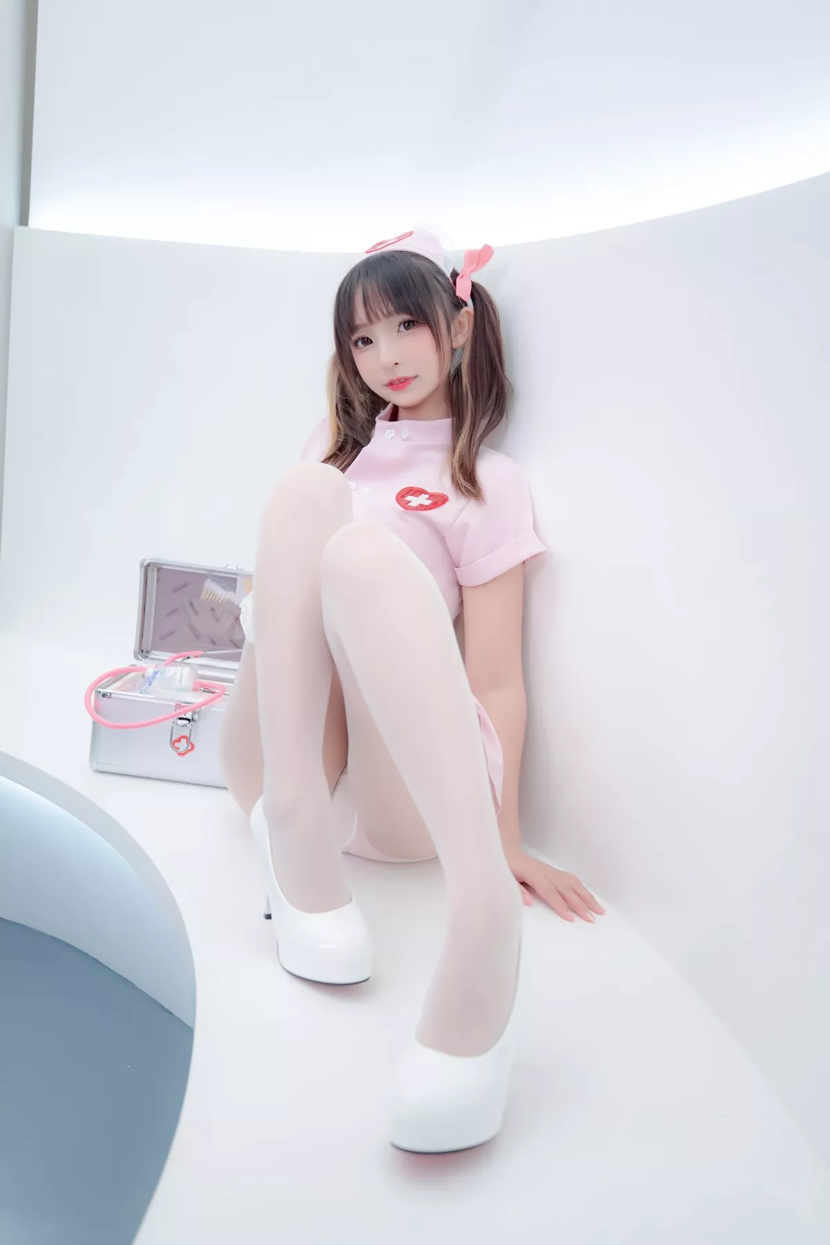 萝莉美女神楽坂真冬白丝护士身心平衡主题性感粉色护士装配超薄白丝诱惑写真150P