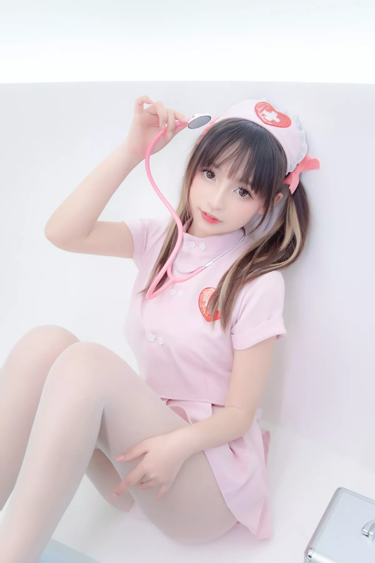 萝莉美女神楽坂真冬白丝护士身心平衡主题性感粉色护士装配超薄白丝诱惑写真150P