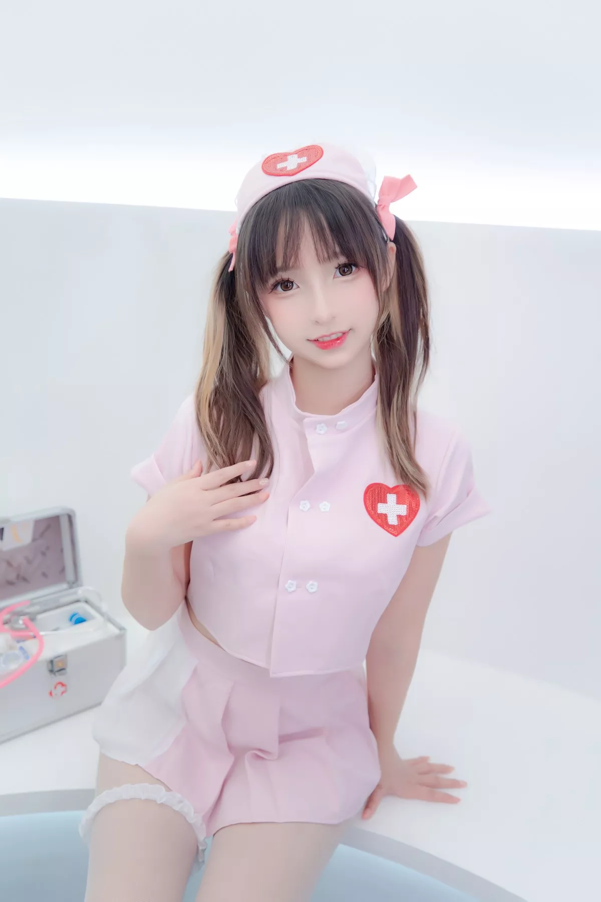 萝莉美女神楽坂真冬白丝护士身心平衡主题性感粉色护士装配超薄白丝诱惑写真150P