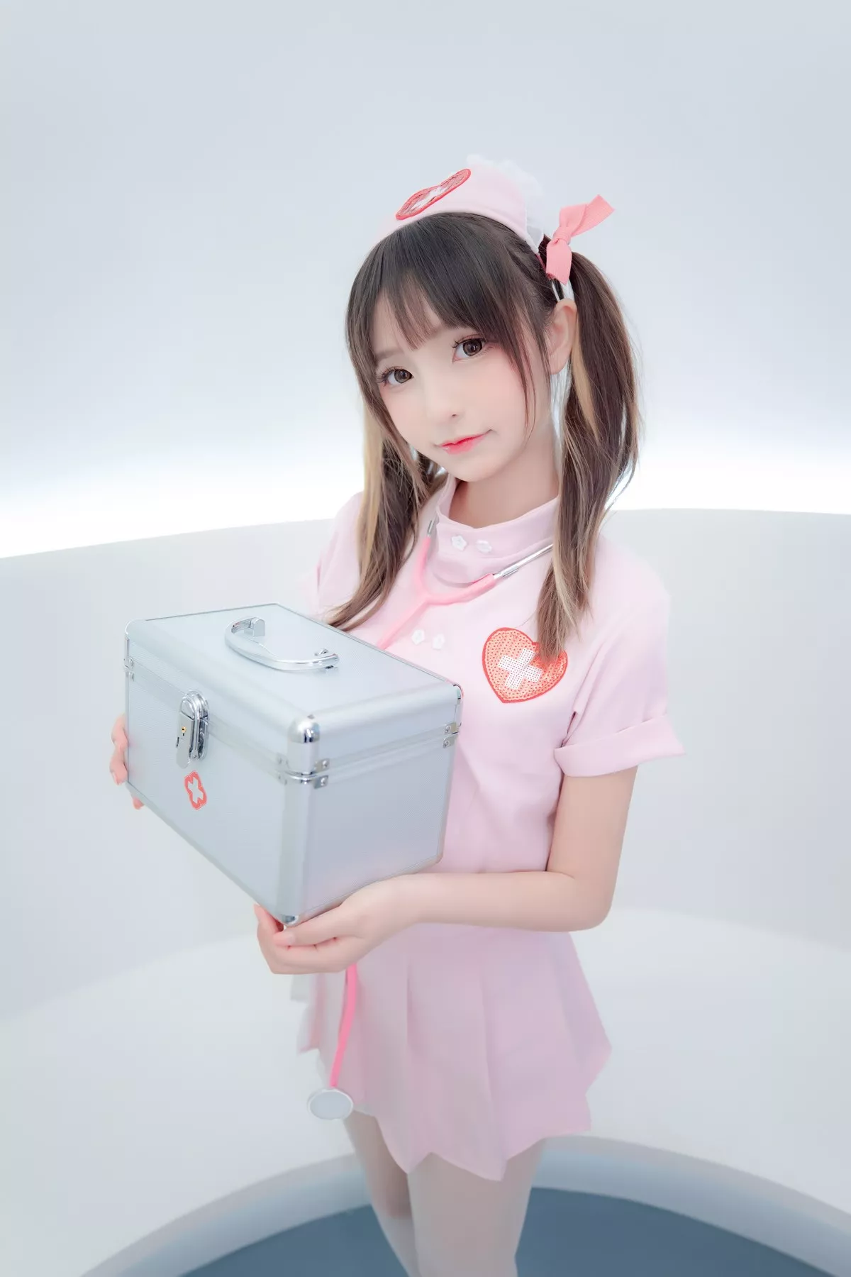萝莉美女神楽坂真冬白丝护士身心平衡主题性感粉色护士装配超薄白丝诱惑写真150P