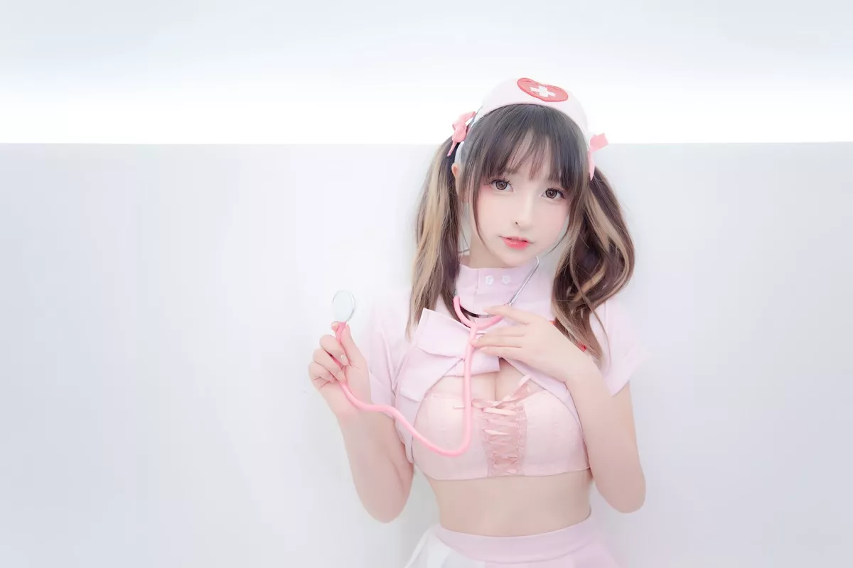 萝莉美女神楽坂真冬白丝护士身心平衡主题性感粉色护士装配超薄白丝诱惑写真150P