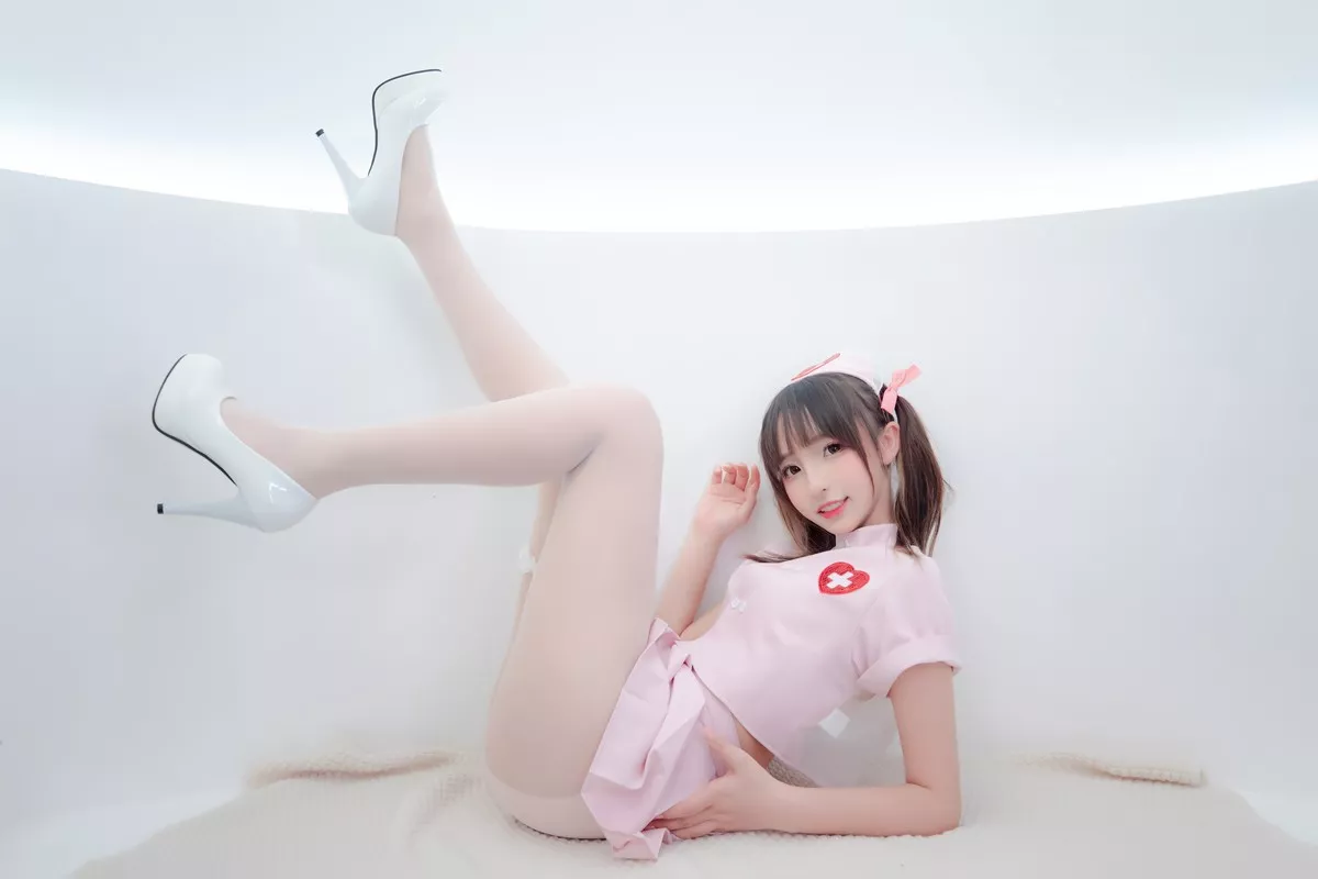 萝莉美女神楽坂真冬白丝护士身心平衡主题性感粉色护士装配超薄白丝诱惑写真150P