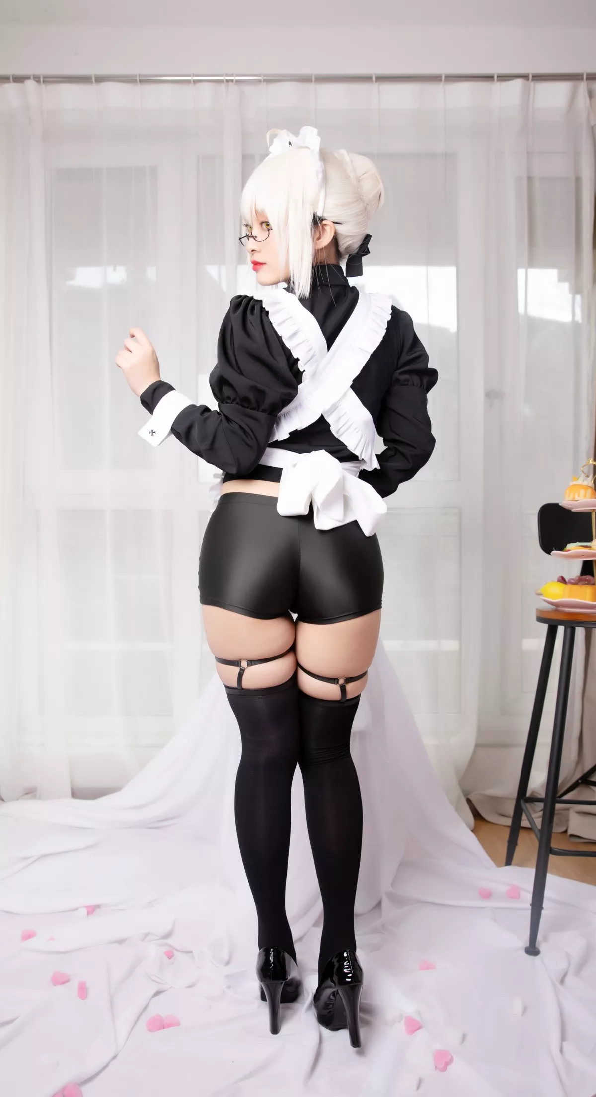 动漫博主洛璃LoLiSAMA-BX女仆主题私房性感黑色女仆装配黑丝袜丰满诱惑写真40P