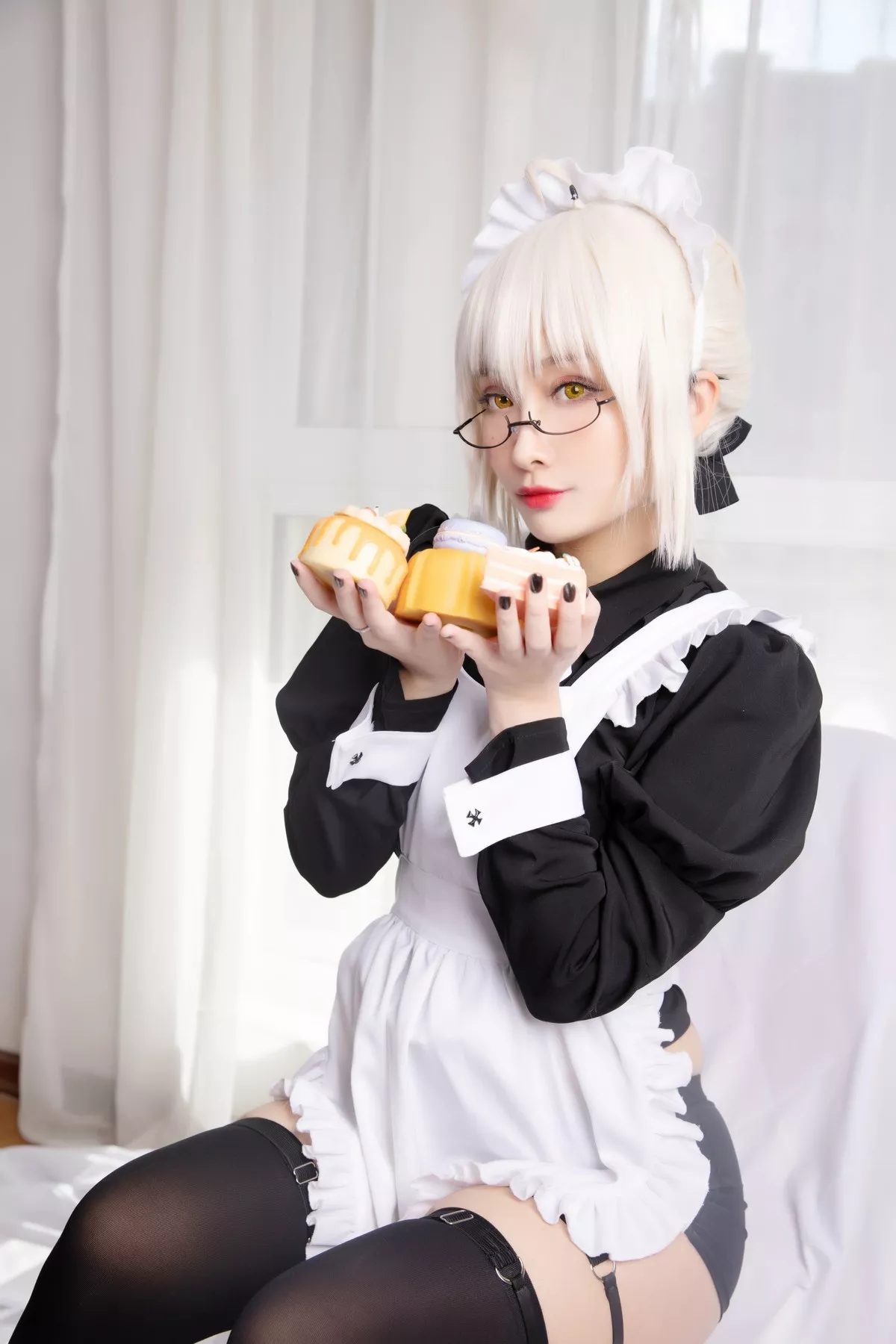 动漫博主洛璃LoLiSAMA-BX女仆主题私房性感黑色女仆装配黑丝袜丰满诱惑写真40P