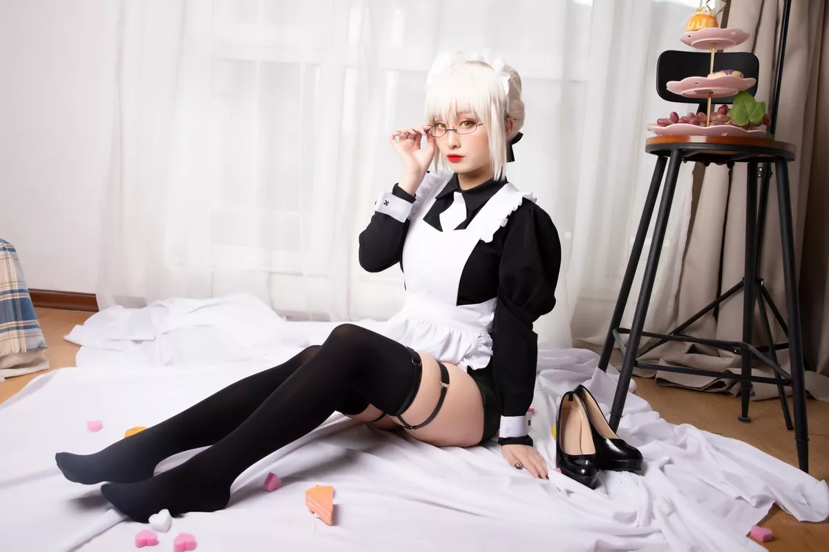 动漫博主洛璃LoLiSAMA-BX女仆主题私房性感黑色女仆装配黑丝袜丰满诱惑写真40P