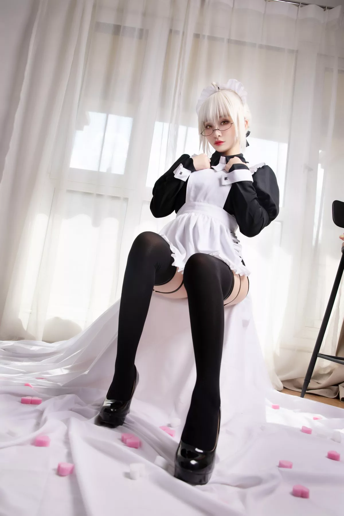 动漫博主洛璃LoLiSAMA-BX女仆主题私房性感黑色女仆装配黑丝袜丰满诱惑写真40P