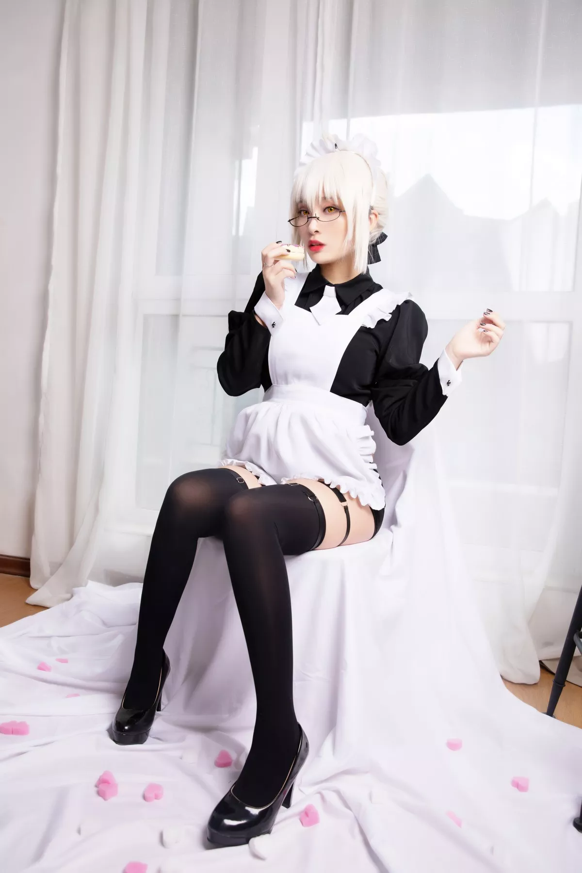 动漫博主洛璃LoLiSAMA-BX女仆主题私房性感黑色女仆装配黑丝袜丰满诱惑写真40P