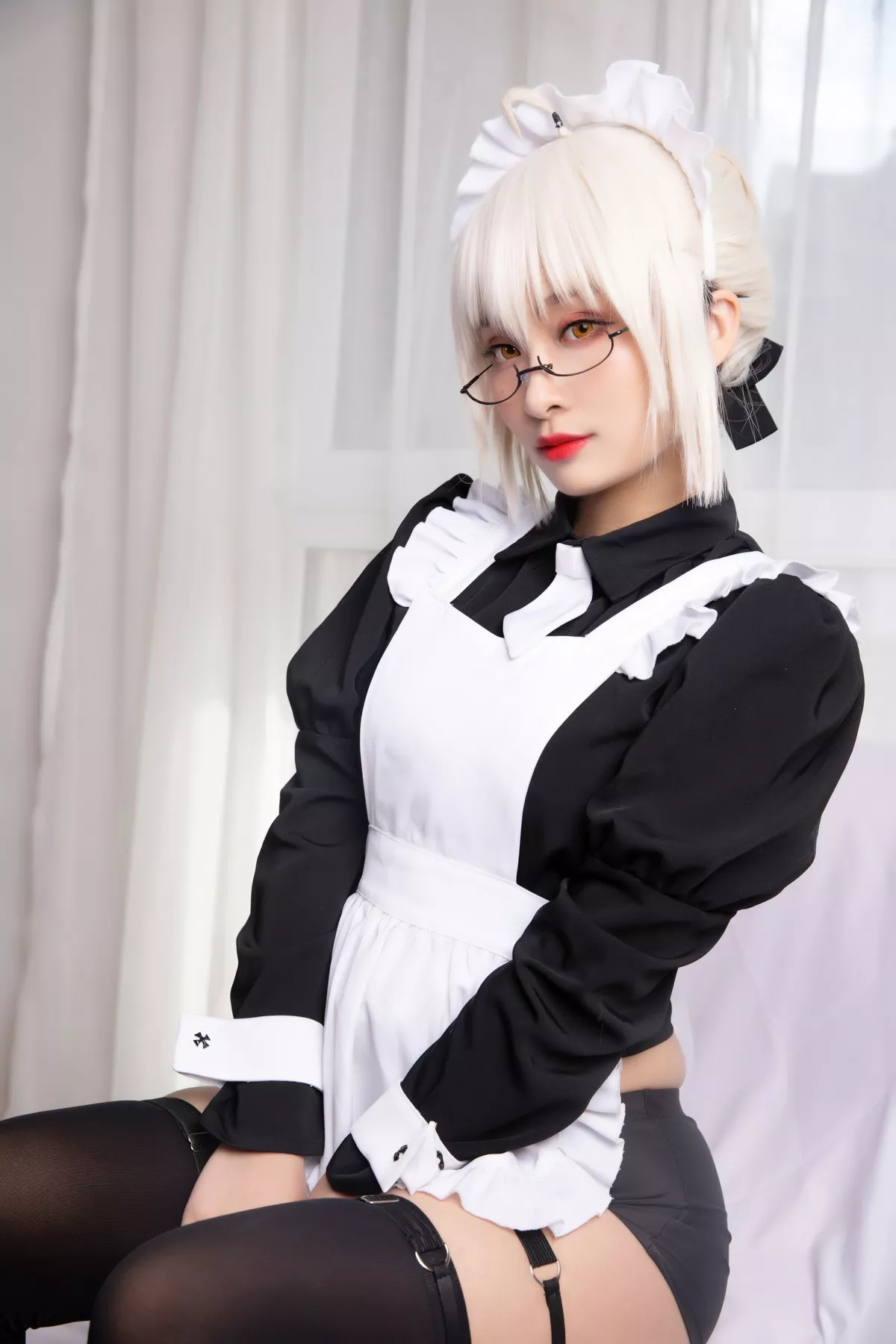 动漫博主洛璃LoLiSAMA-BX女仆主题私房性感黑色女仆装配黑丝袜丰满诱惑写真40P