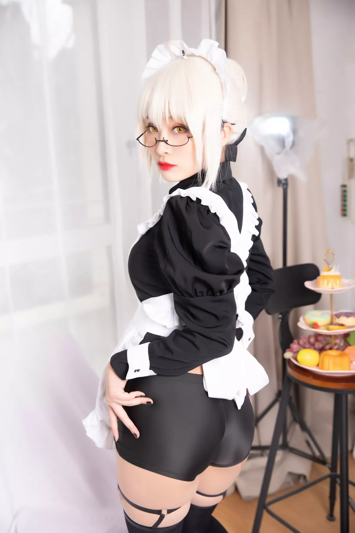 动漫博主洛璃LoLiSAMA-BX女仆主题私房性感黑色女仆装配黑丝袜丰满诱惑写真40P