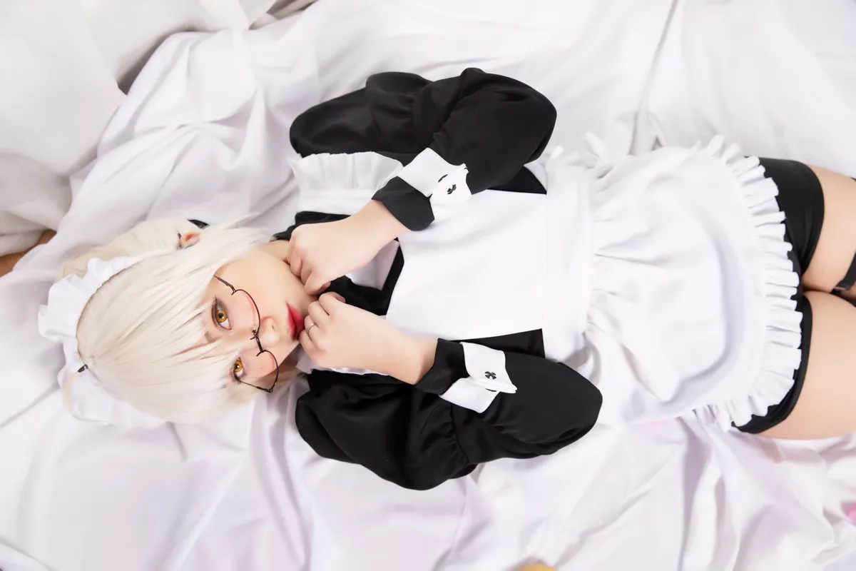 动漫博主洛璃LoLiSAMA-BX女仆主题私房性感黑色女仆装配黑丝袜丰满诱惑写真40P