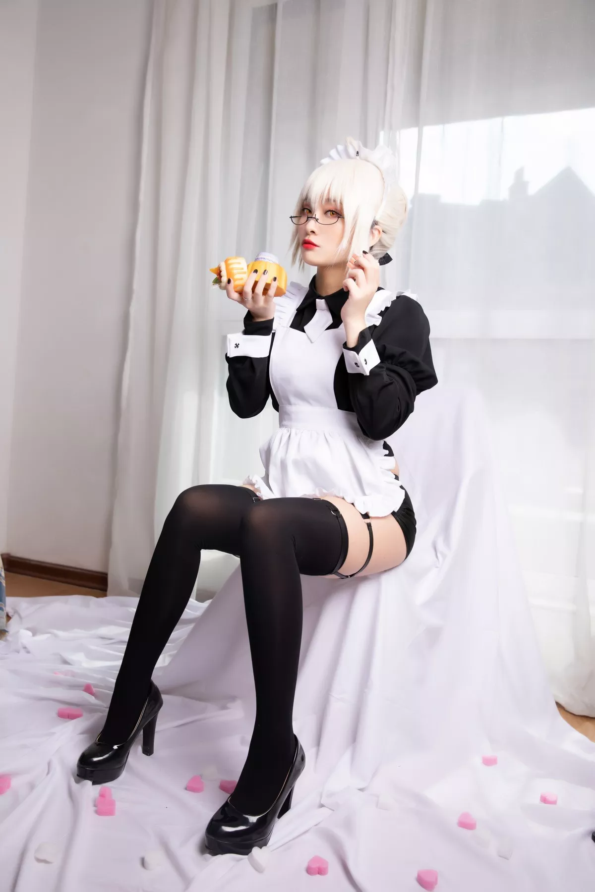 动漫博主洛璃LoLiSAMA-BX女仆主题私房性感黑色女仆装配黑丝袜丰满诱惑写真40P