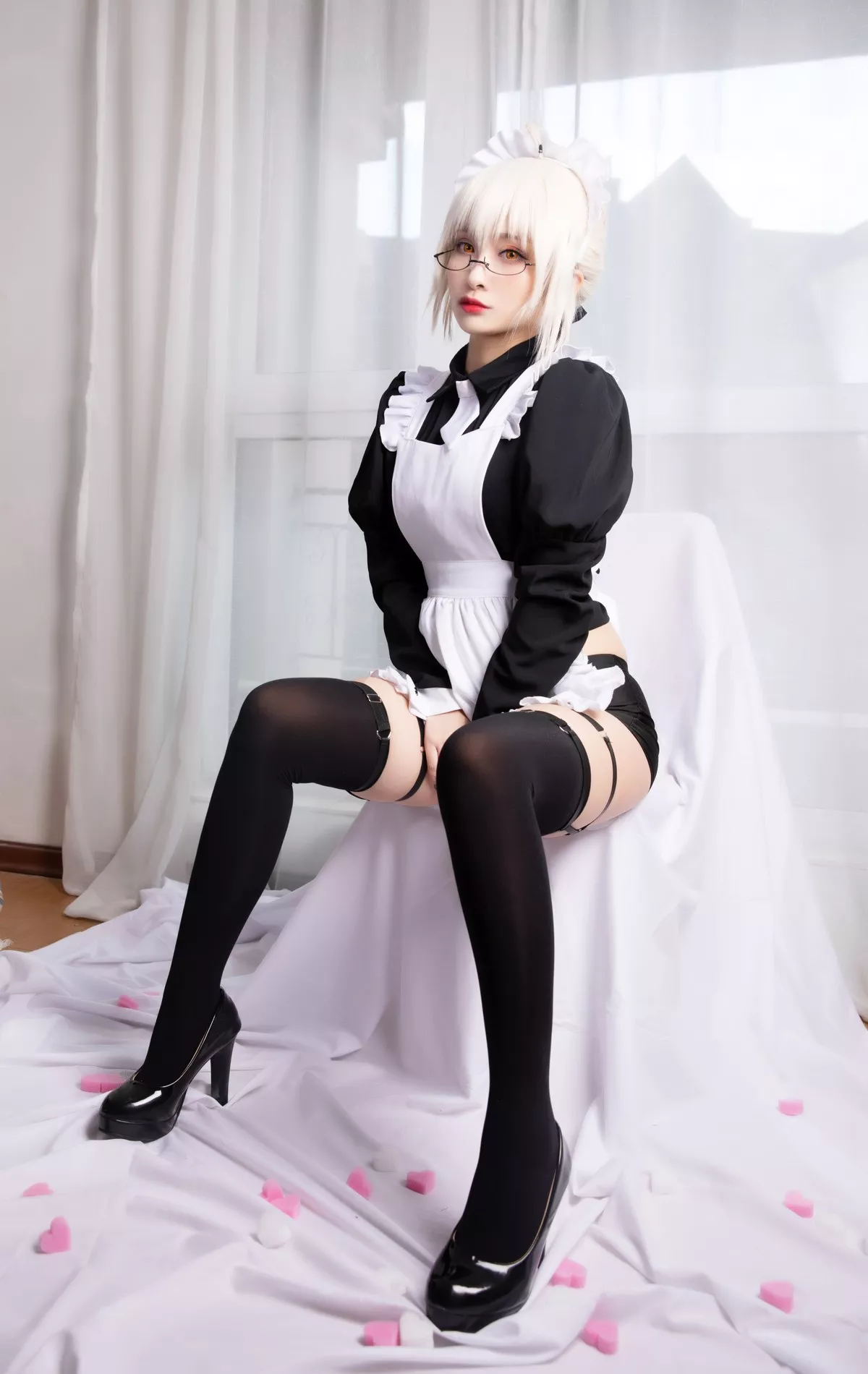 动漫博主洛璃LoLiSAMA-BX女仆主题私房性感黑色女仆装配黑丝袜丰满诱惑写真40P
