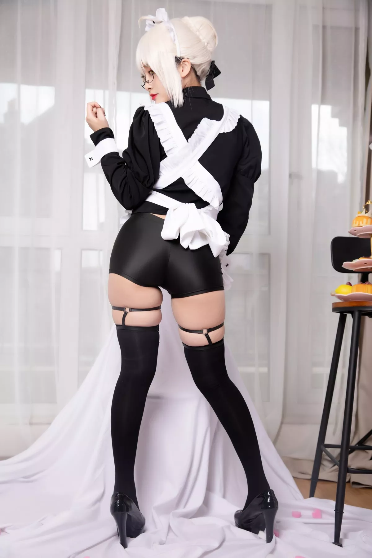 动漫博主洛璃LoLiSAMA-BX女仆主题私房性感黑色女仆装配黑丝袜丰满诱惑写真40P