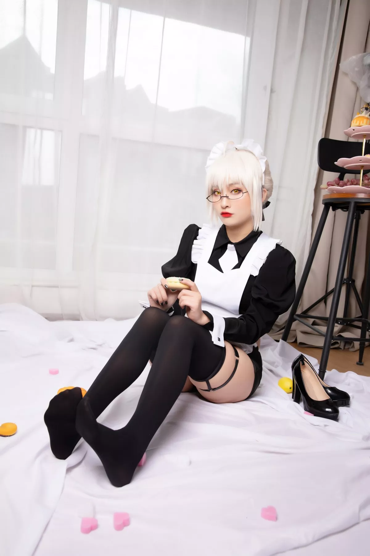 动漫博主洛璃LoLiSAMA-BX女仆主题私房性感黑色女仆装配黑丝袜丰满诱惑写真40P