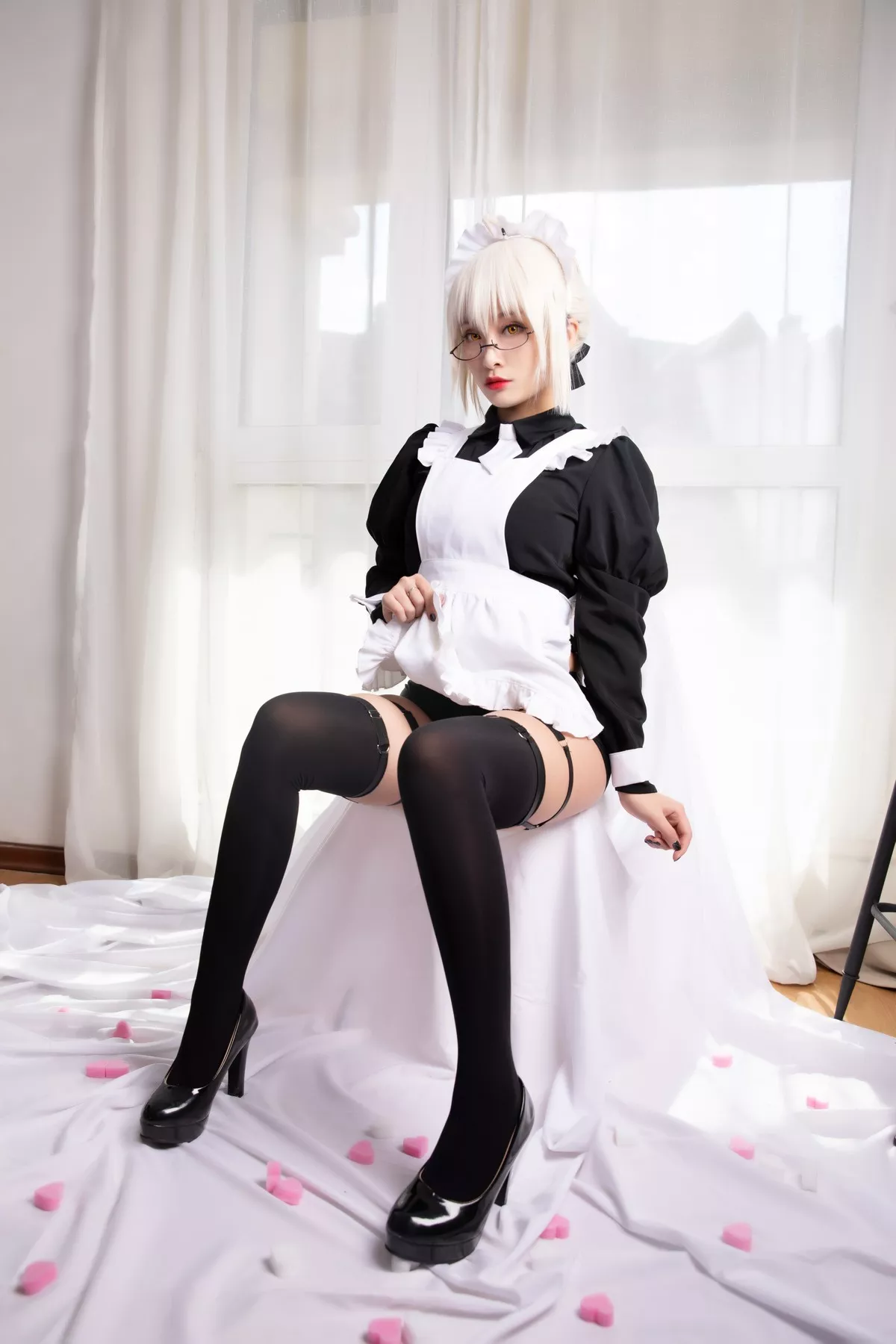 动漫博主洛璃LoLiSAMA-BX女仆主题私房性感黑色女仆装配黑丝袜丰满诱惑写真40P
