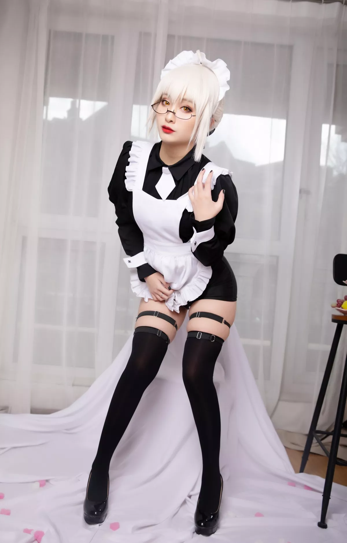 动漫博主洛璃LoLiSAMA-BX女仆主题私房性感黑色女仆装配黑丝袜丰满诱惑写真40P