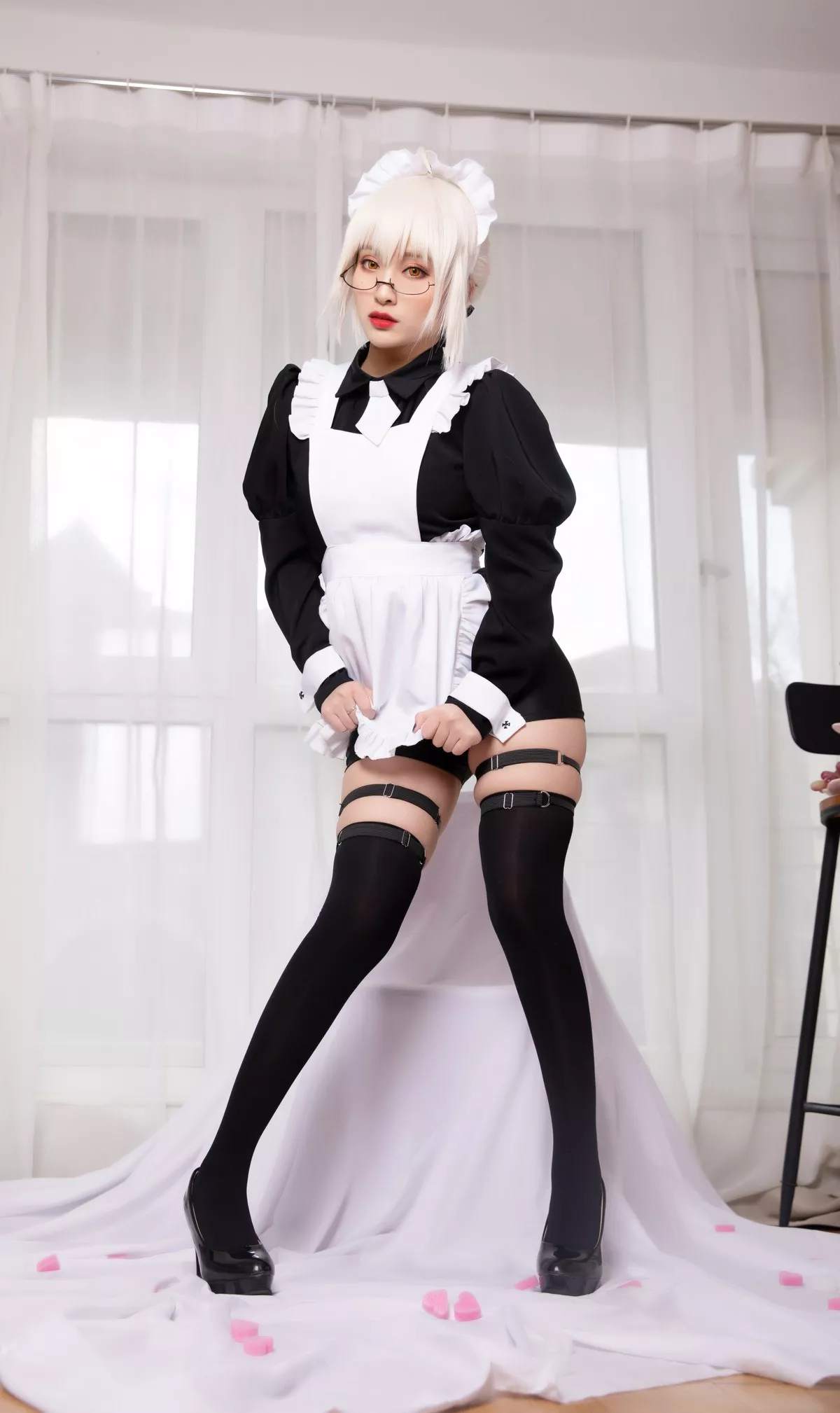 动漫博主洛璃LoLiSAMA-BX女仆主题私房性感黑色女仆装配黑丝袜丰满诱惑写真40P
