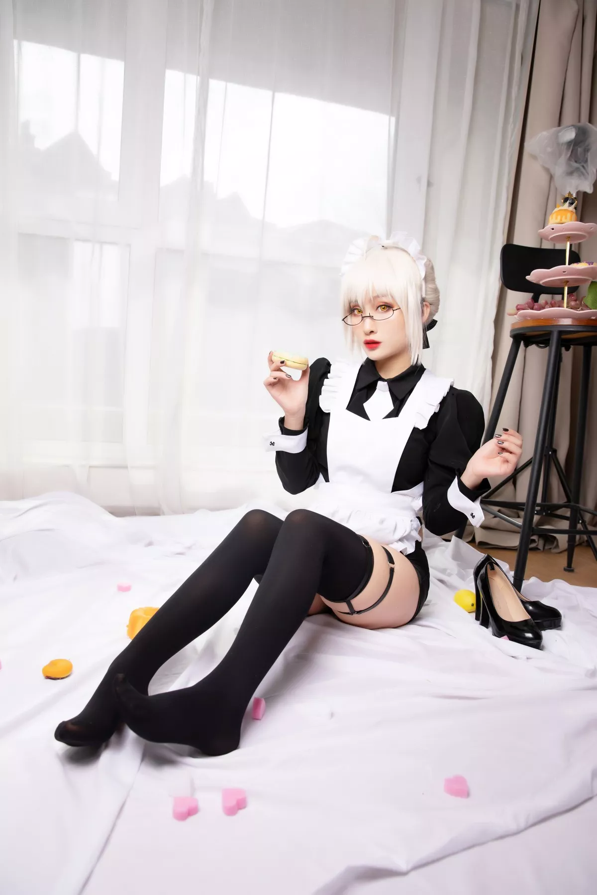 动漫博主洛璃LoLiSAMA-BX女仆主题私房性感黑色女仆装配黑丝袜丰满诱惑写真40P