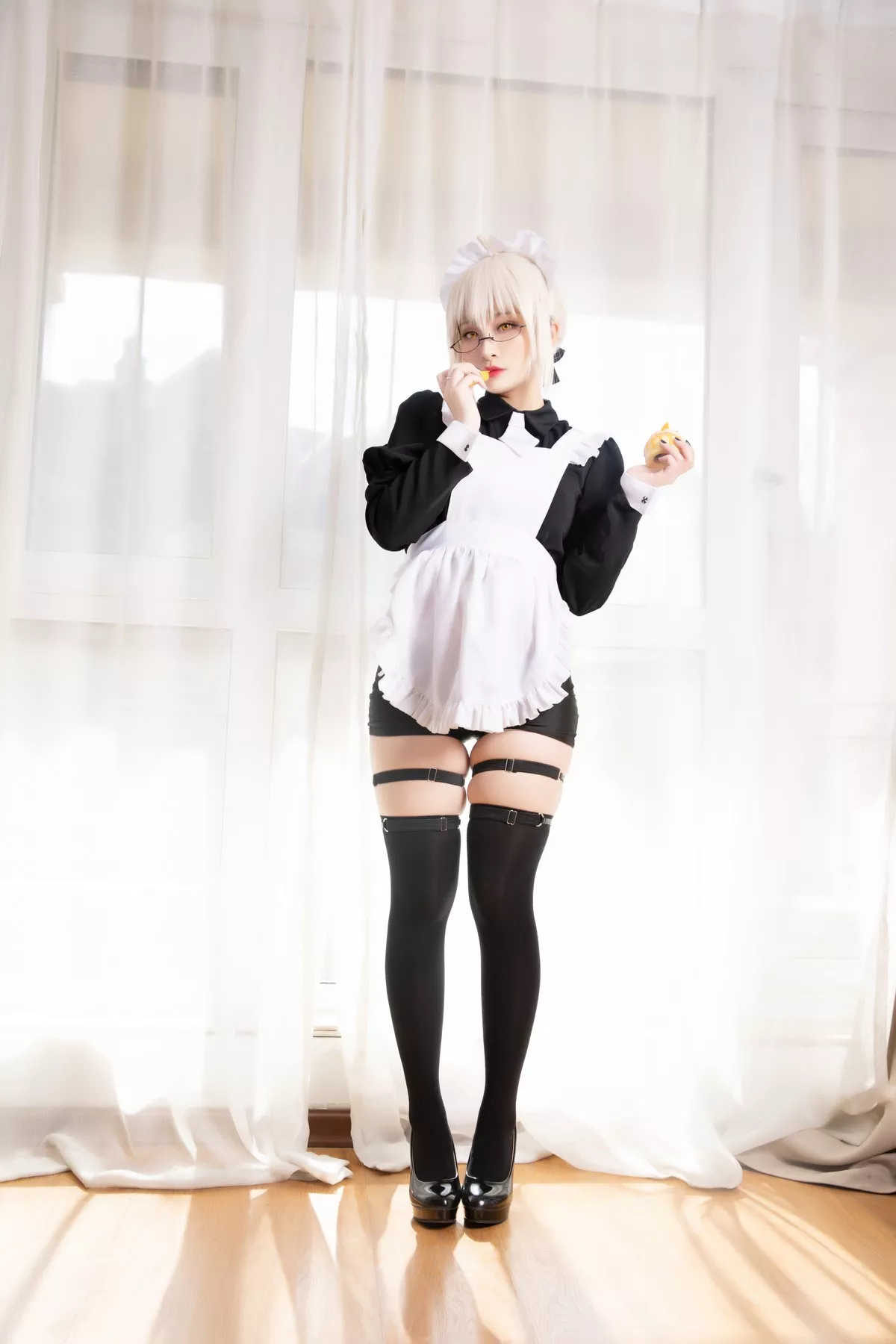 动漫博主洛璃LoLiSAMA-BX女仆主题私房性感黑色女仆装配黑丝袜丰满诱惑写真40P