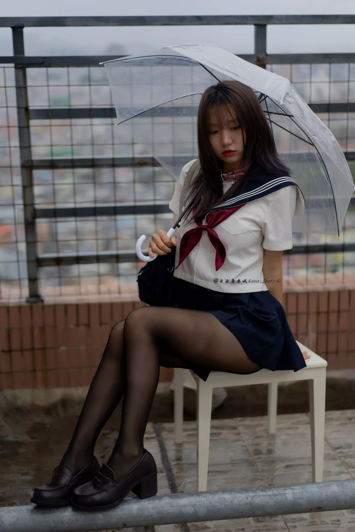 动漫博主柒柒要乖哦天台学姐主题JK制服配超薄无内黑丝裤袜秀翘臀诱惑写真80P
