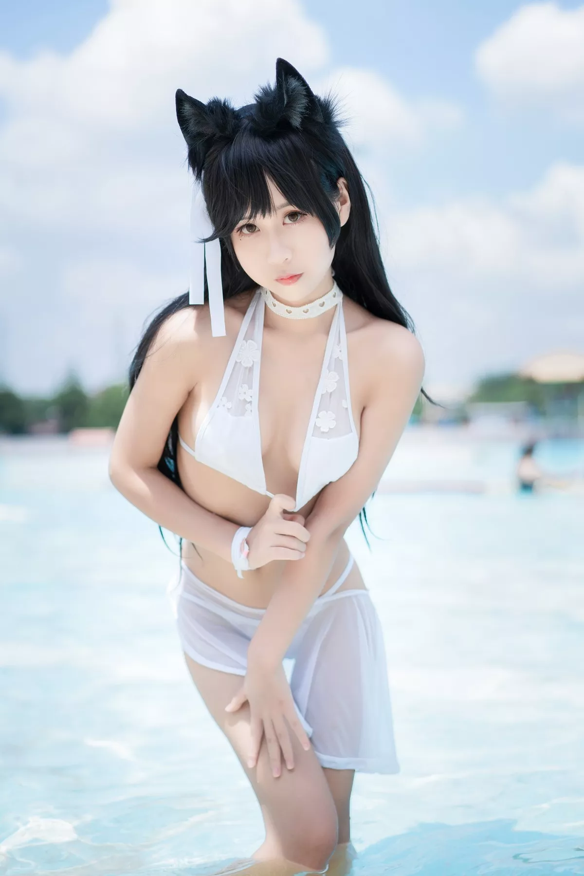 阳光美少女萌芽儿o0爱宕泳装主题户外沙滩性感白色泳装秀完美身材诱惑写真30P