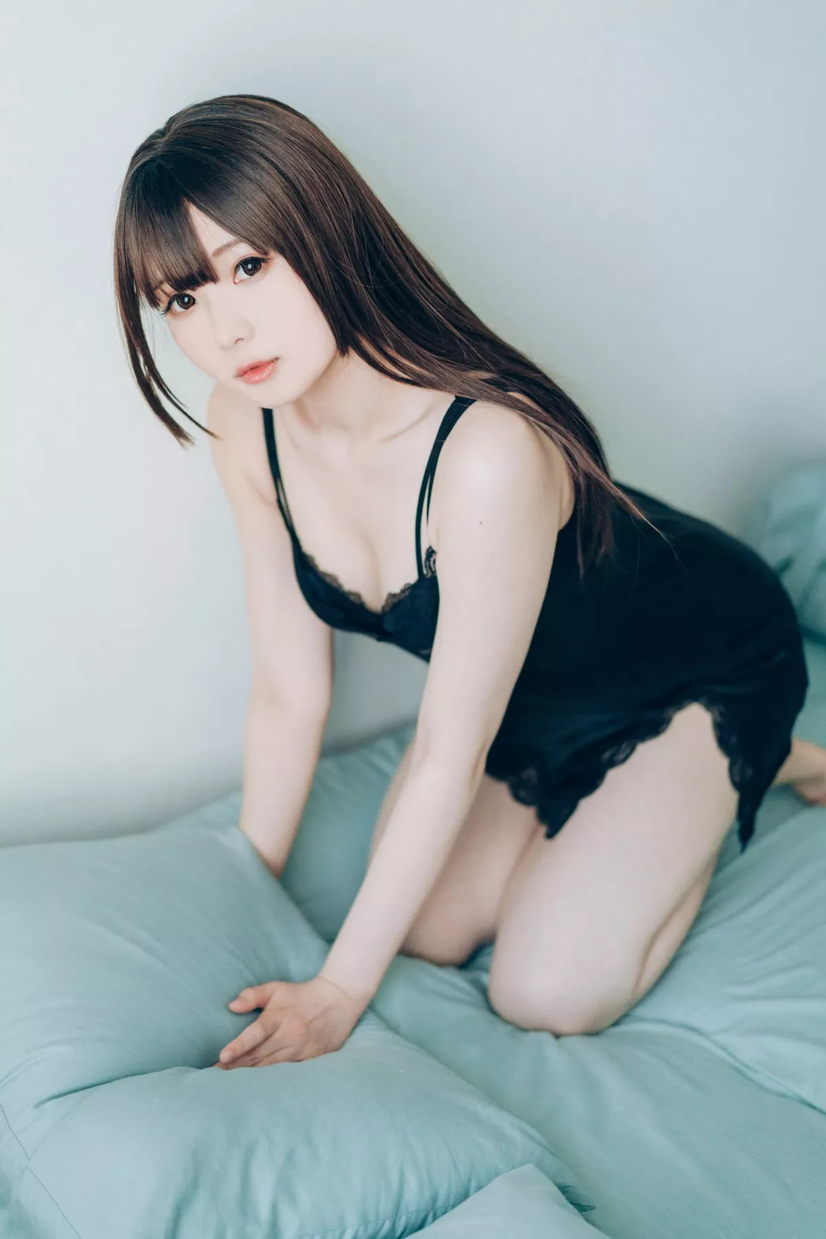 微博妹纸霜月shimo-SPRING主题春天户外桃林加私房性感黑色内衣靓丽迷人写真54P
