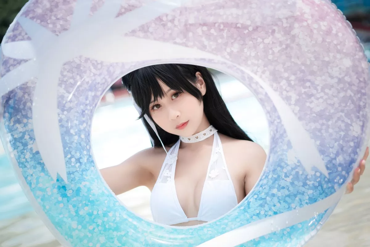 阳光美少女萌芽儿o0爱宕泳装主题户外沙滩性感白色泳装秀完美身材诱惑写真30P