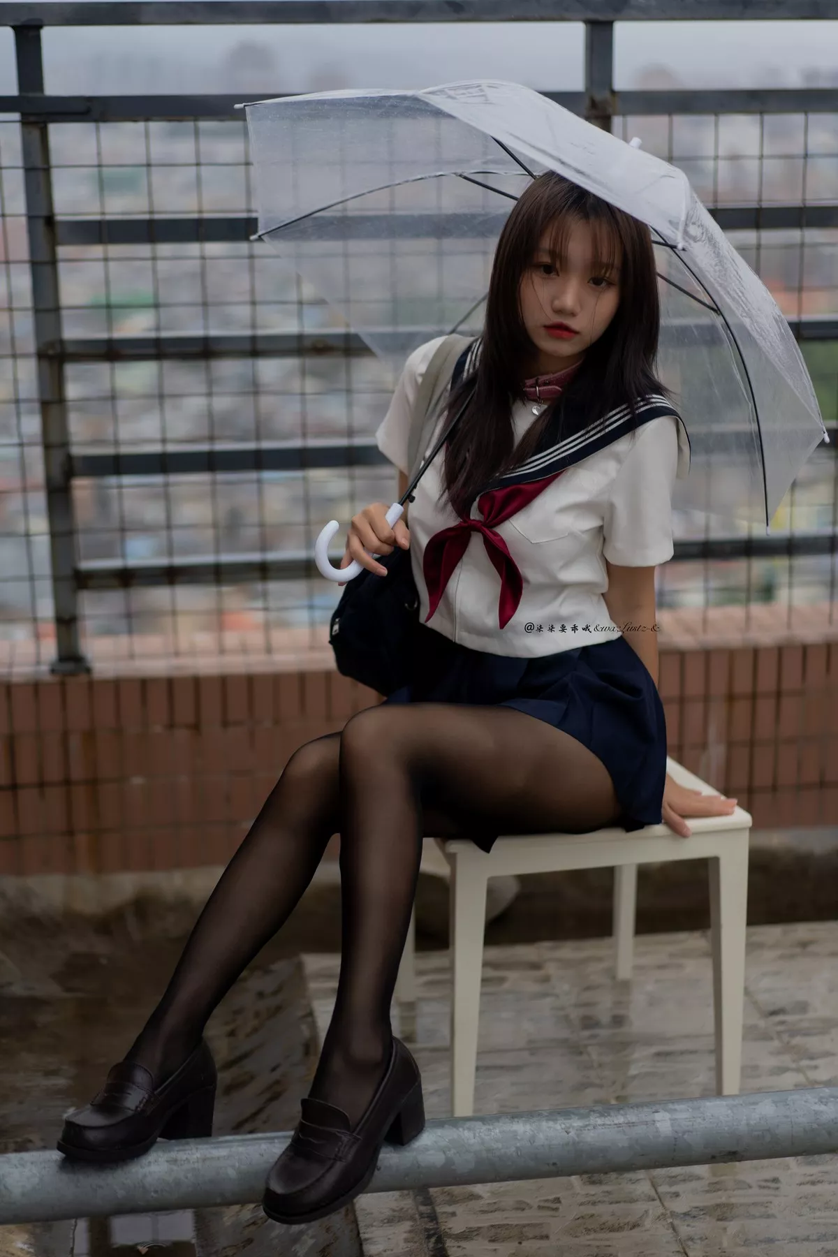 动漫博主柒柒要乖哦天台学姐主题JK制服配超薄无内黑丝裤袜秀翘臀诱惑写真80P