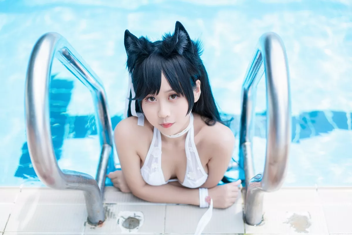 阳光美少女萌芽儿o0爱宕泳装主题户外沙滩性感白色泳装秀完美身材诱惑写真30P