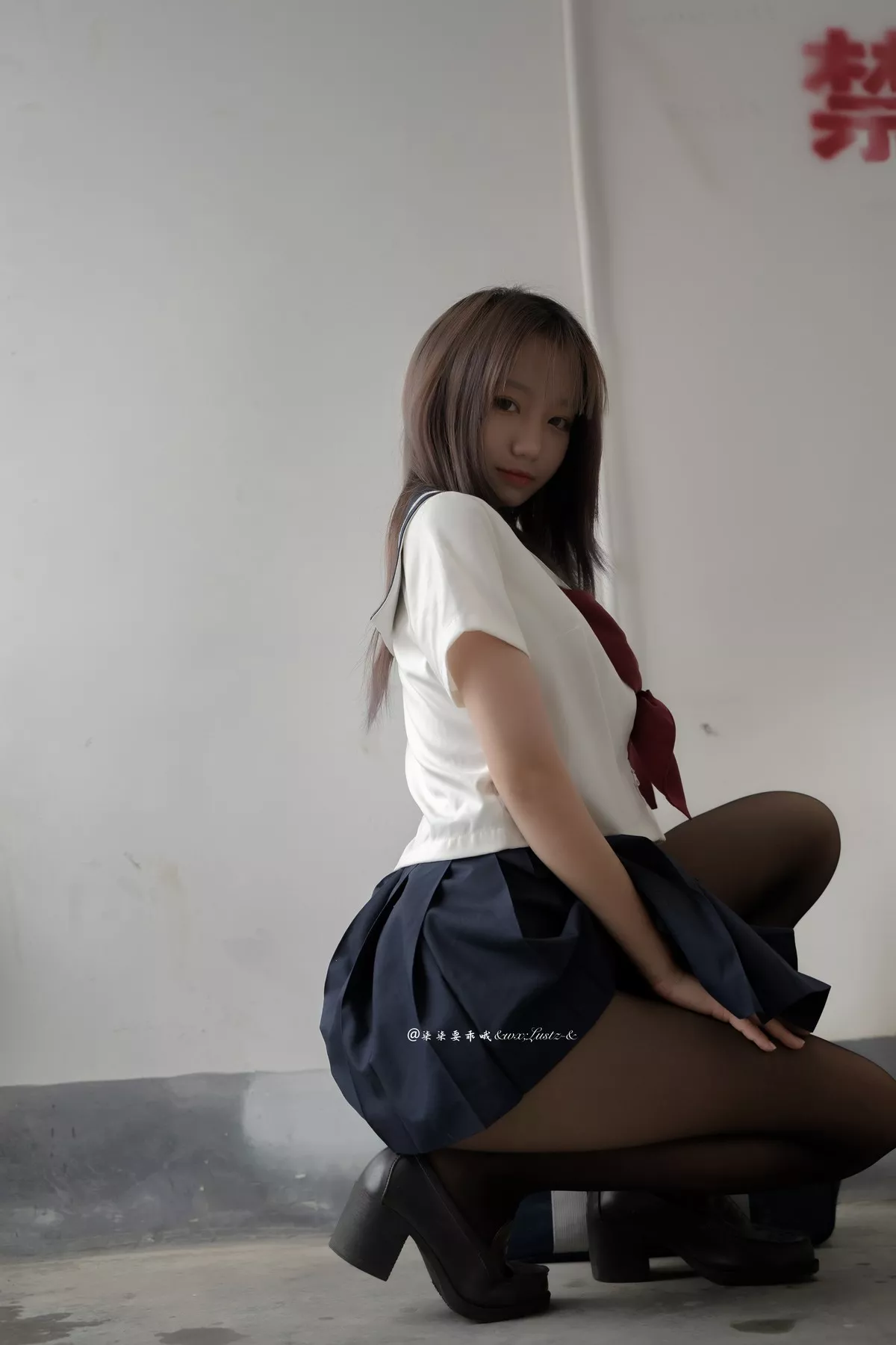 动漫博主柒柒要乖哦天台学姐主题JK制服配超薄无内黑丝裤袜秀翘臀诱惑写真80P