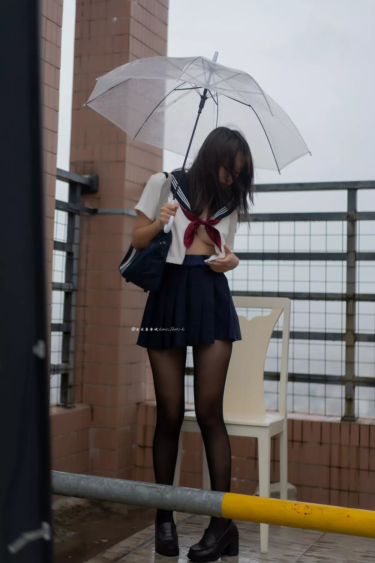动漫博主柒柒要乖哦天台学姐主题JK制服配超薄无内黑丝裤袜秀翘臀诱惑写真80P