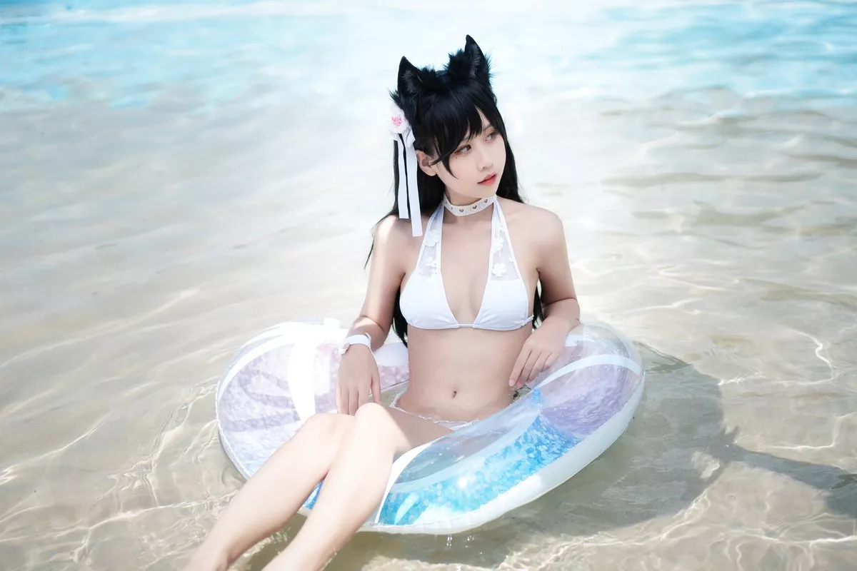阳光美少女萌芽儿o0爱宕泳装主题户外沙滩性感白色泳装秀完美身材诱惑写真30P