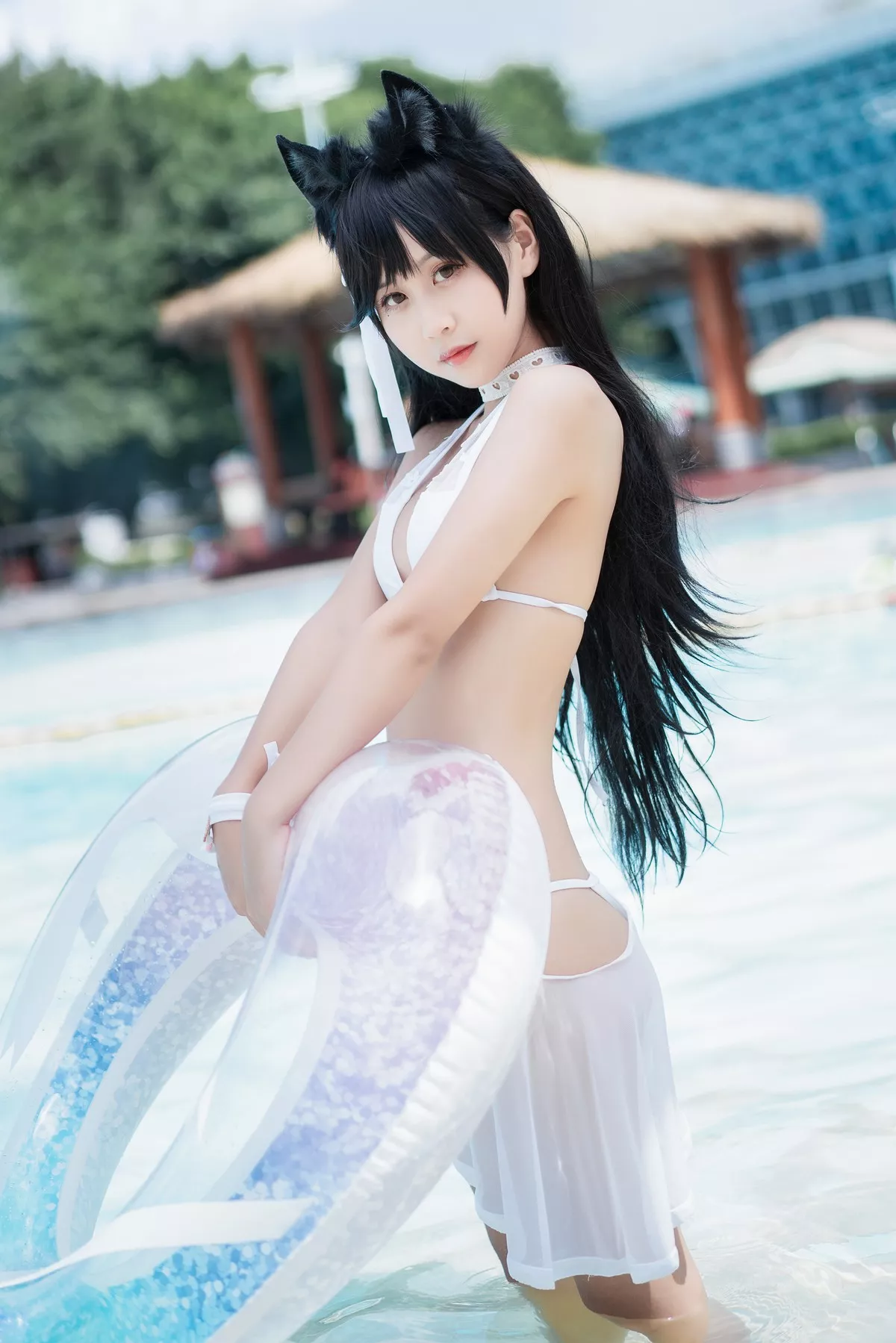 阳光美少女萌芽儿o0爱宕泳装主题户外沙滩性感白色泳装秀完美身材诱惑写真30P