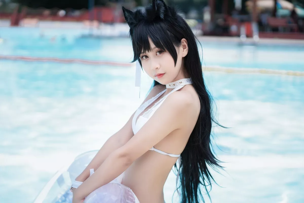 阳光美少女萌芽儿o0爱宕泳装主题户外沙滩性感白色泳装秀完美身材诱惑写真30P