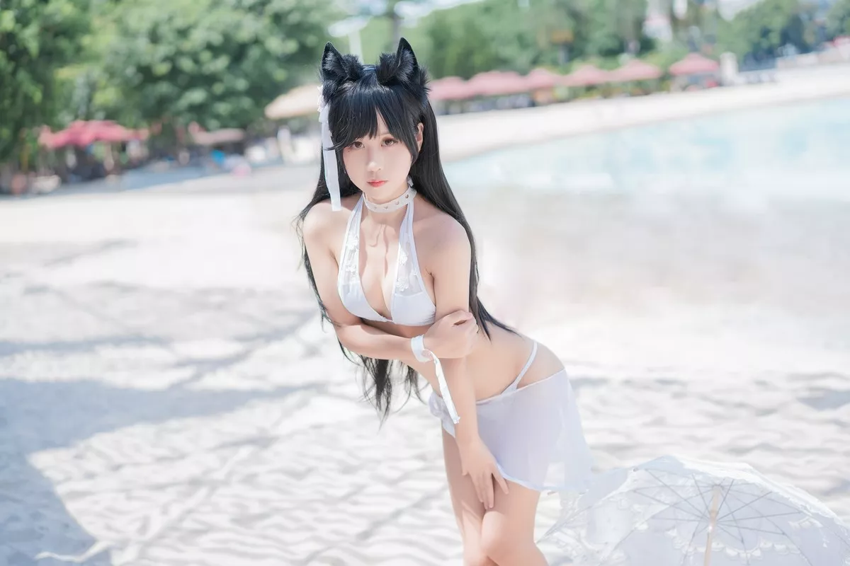 阳光美少女萌芽儿o0爱宕泳装主题户外沙滩性感白色泳装秀完美身材诱惑写真30P