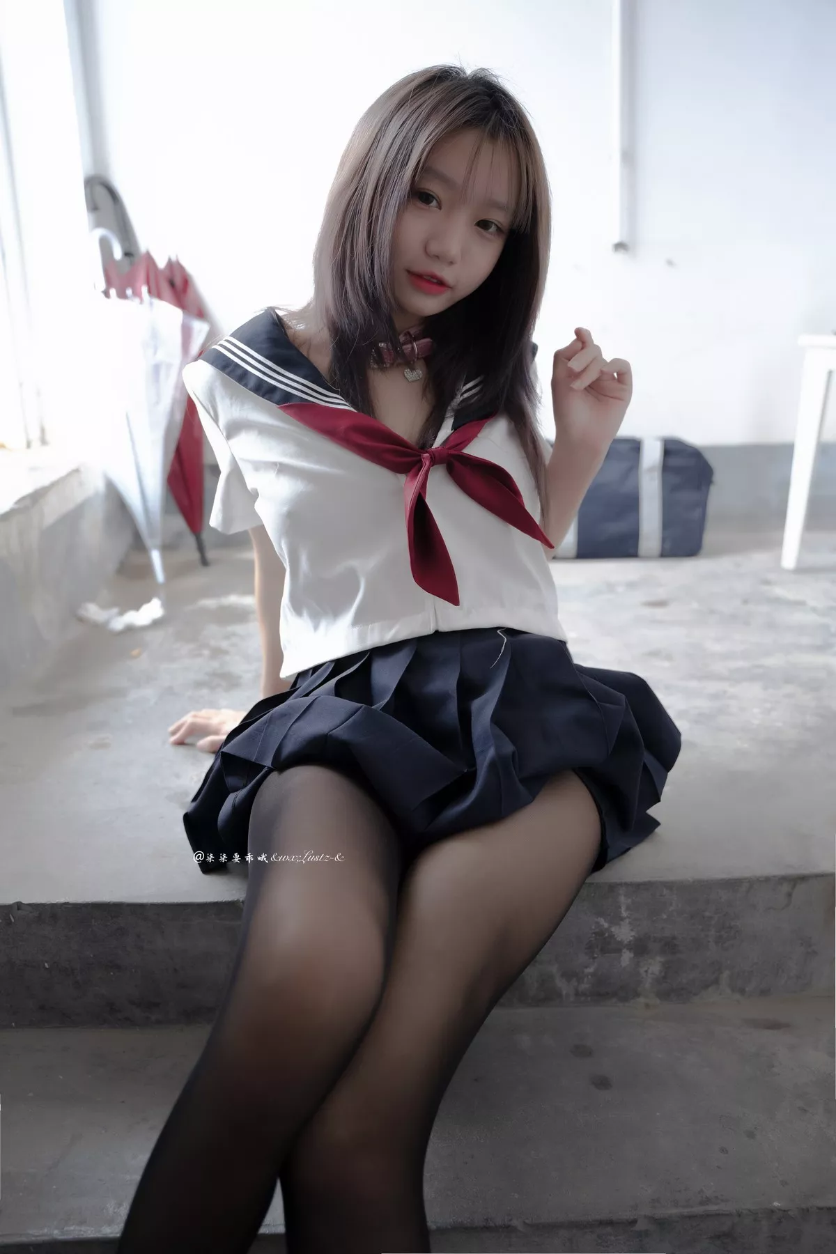 动漫博主柒柒要乖哦天台学姐主题JK制服配超薄无内黑丝裤袜秀翘臀诱惑写真80P