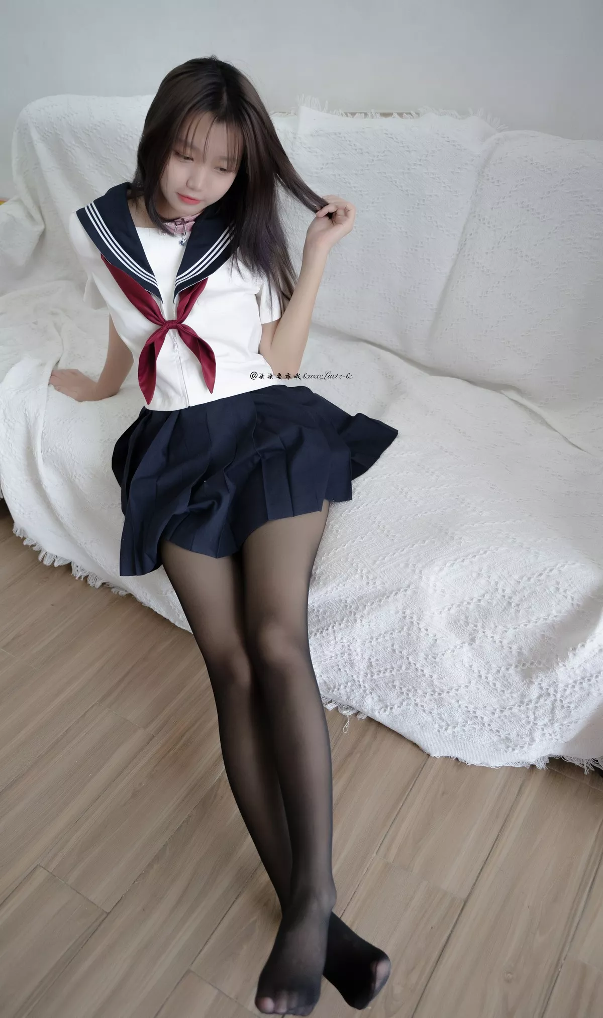 动漫博主柒柒要乖哦天台学姐主题JK制服配超薄无内黑丝裤袜秀翘臀诱惑写真80P