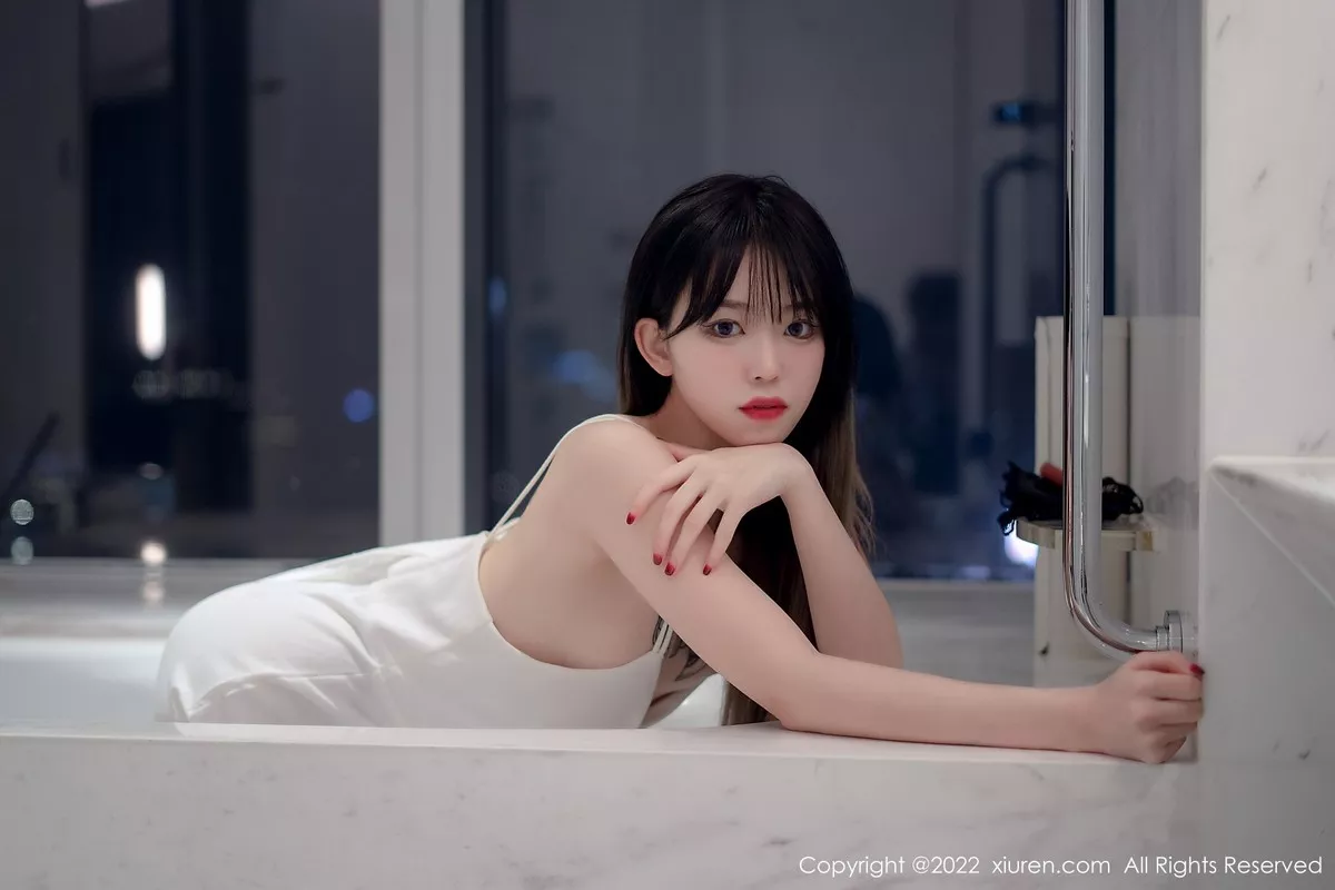 XiuRen第4611期_模特奶瓶私房浴室白色轻透薄纱吊带长裙半撩秀美腿诱惑写真55P